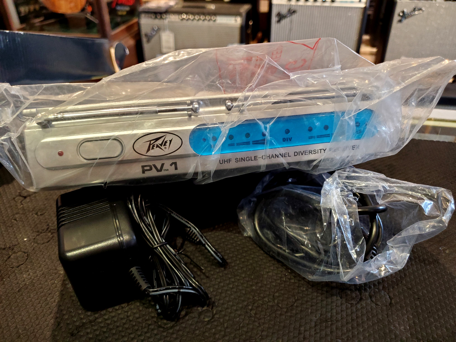 Peavey PV-1 UHF Wireless Mic Set - CONSIGNMENT &mdash; view 4