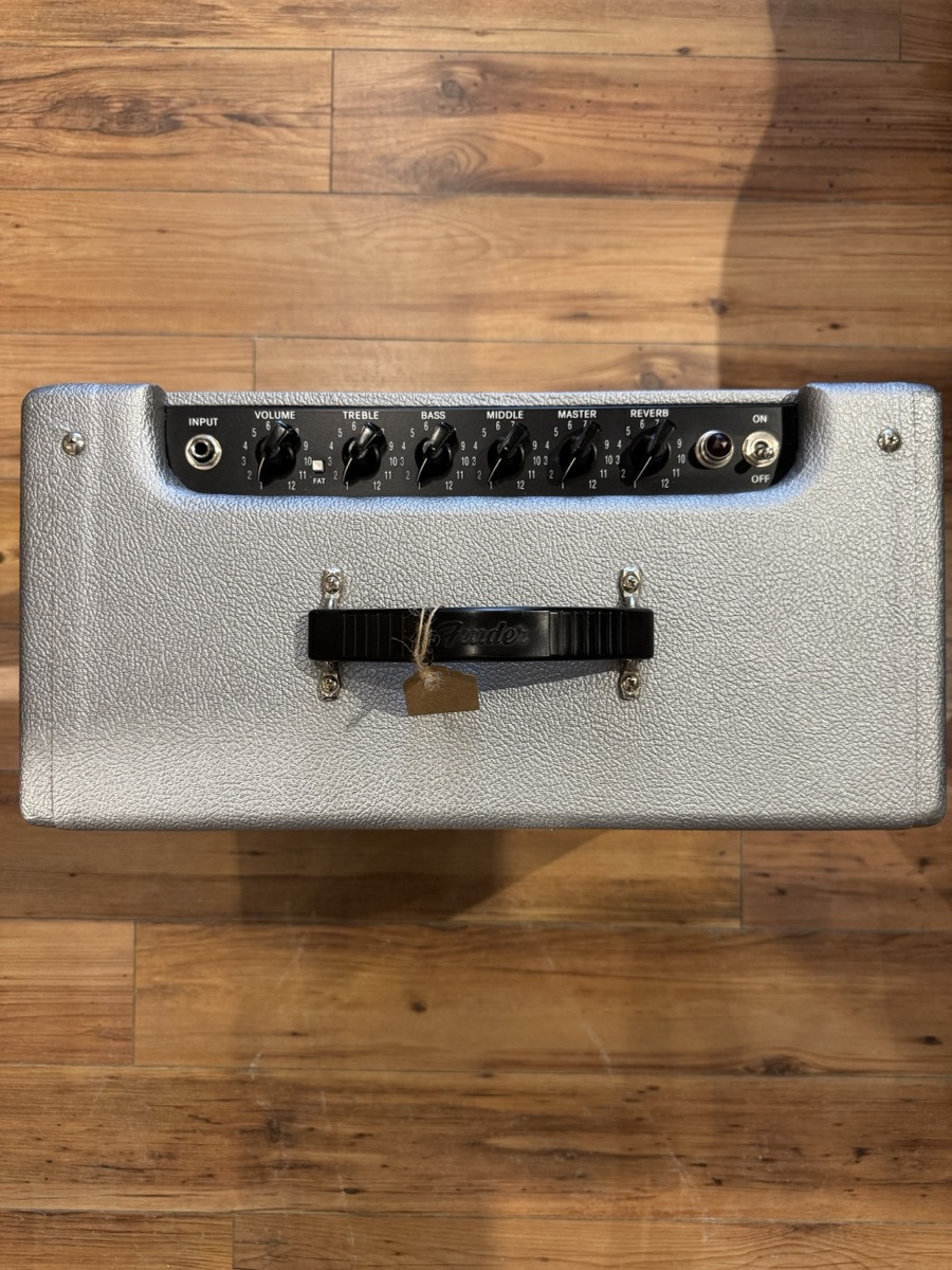 Fender Blues Junior III FSR Silver w/Celestion Vintage 30 Speaker &mdash; view 4