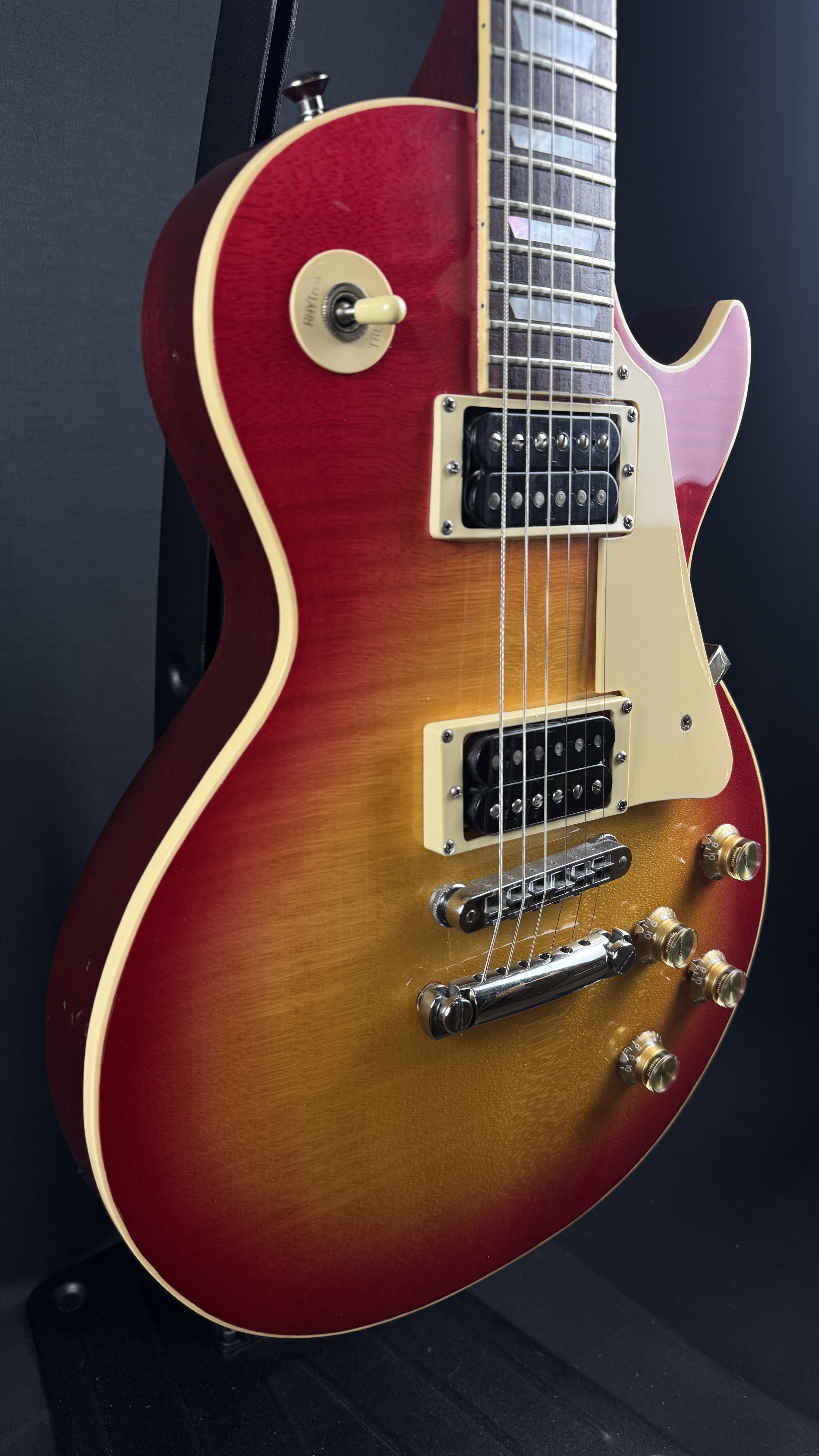 Gibson 1981 Les Paul Standard Cherry Burst w/OHSC - CONSIGNMENT &mdash; view 3
