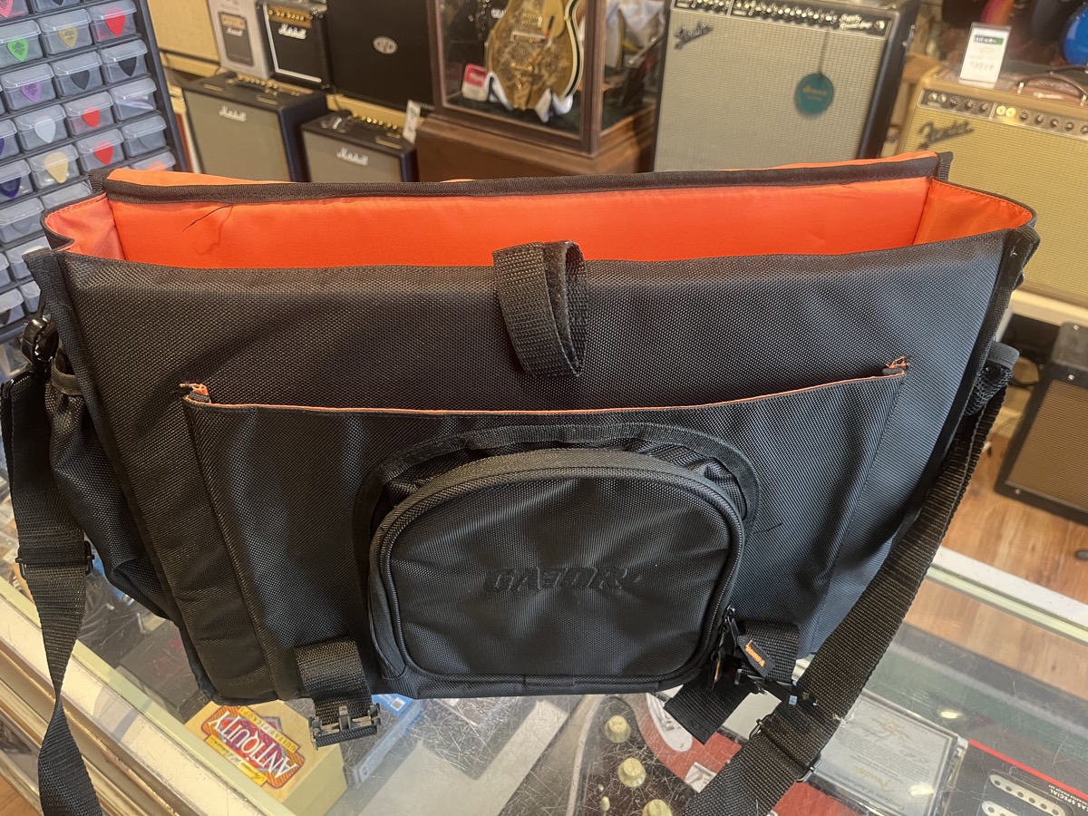 Gator G Club Control Messenger Bag for DJ Style MIDI Controller
