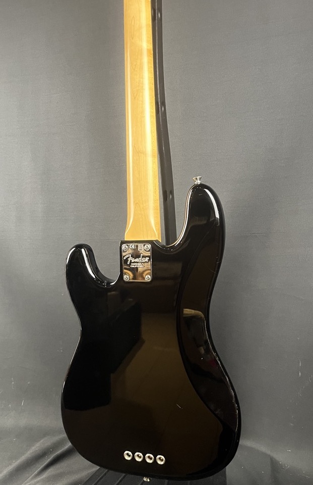 Fender 2016 American Standard P-Bass Black w/case - CONSIGNMENT &mdash; view 8