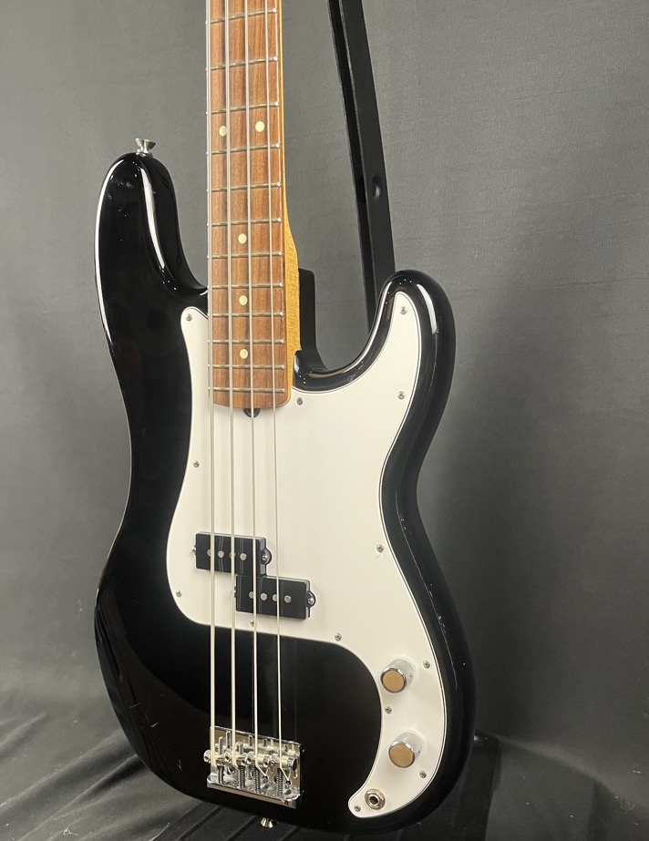 Fender 2016 American Standard P-Bass Black w/case - CONSIGNMENT &mdash; view 4