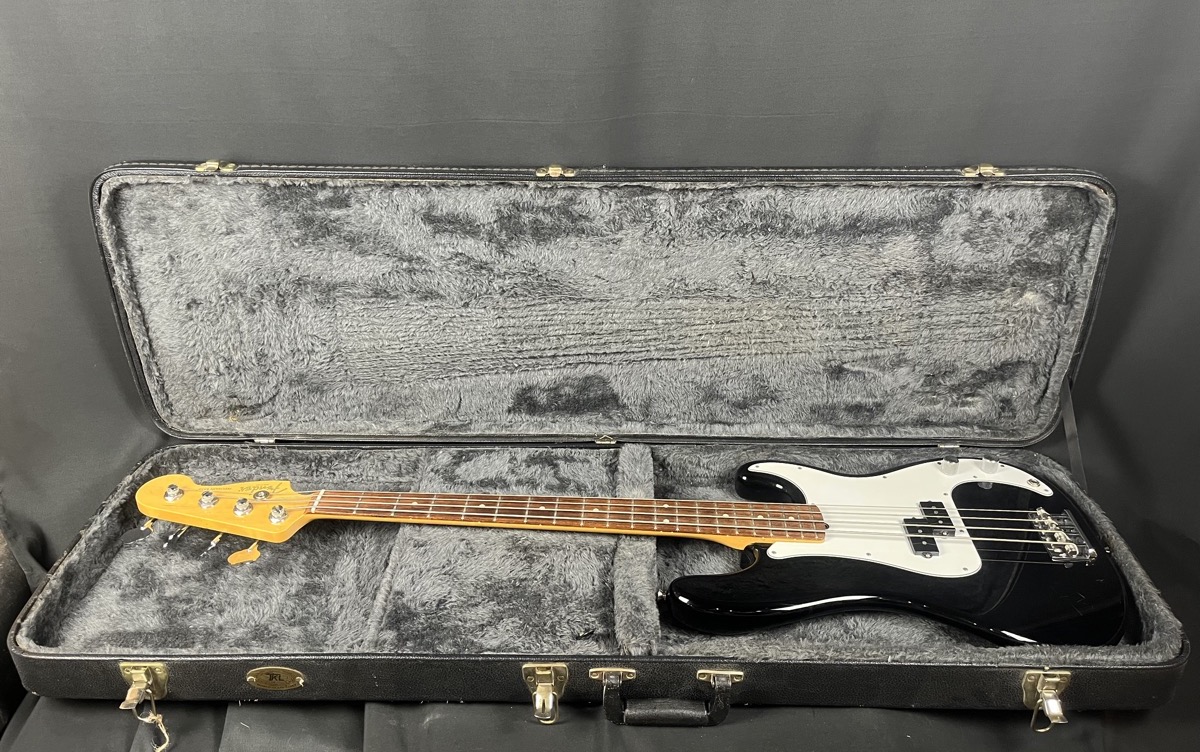 Fender 2016 American Standard P-Bass Black w/case - CONSIGNMENT &mdash; view 11