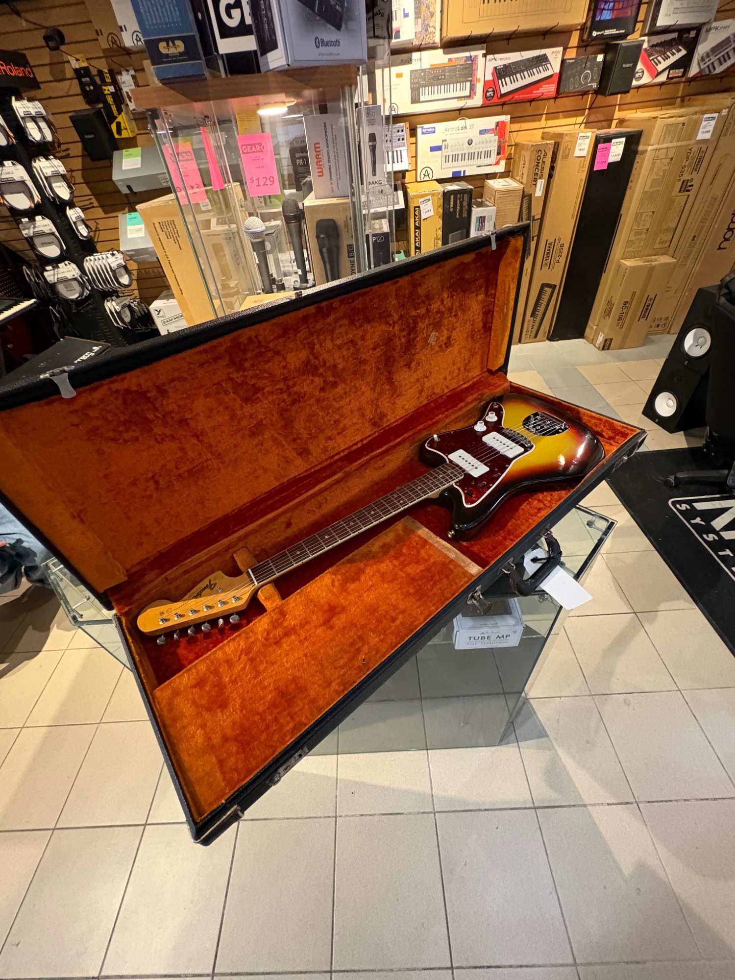 1966 Fender Jazzmaster, 3 Tone Sunburst, OHSC - CONSIGNMENT &mdash; view 17